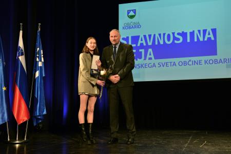 Prejemnica zlatega kipca Simona Gregorčiča Ema Šuligoj v družbi župana Marka Matajurca. 